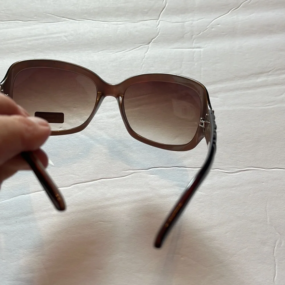 NWT-Liz Claiborne 100% UV protection brown sunglasses with bag